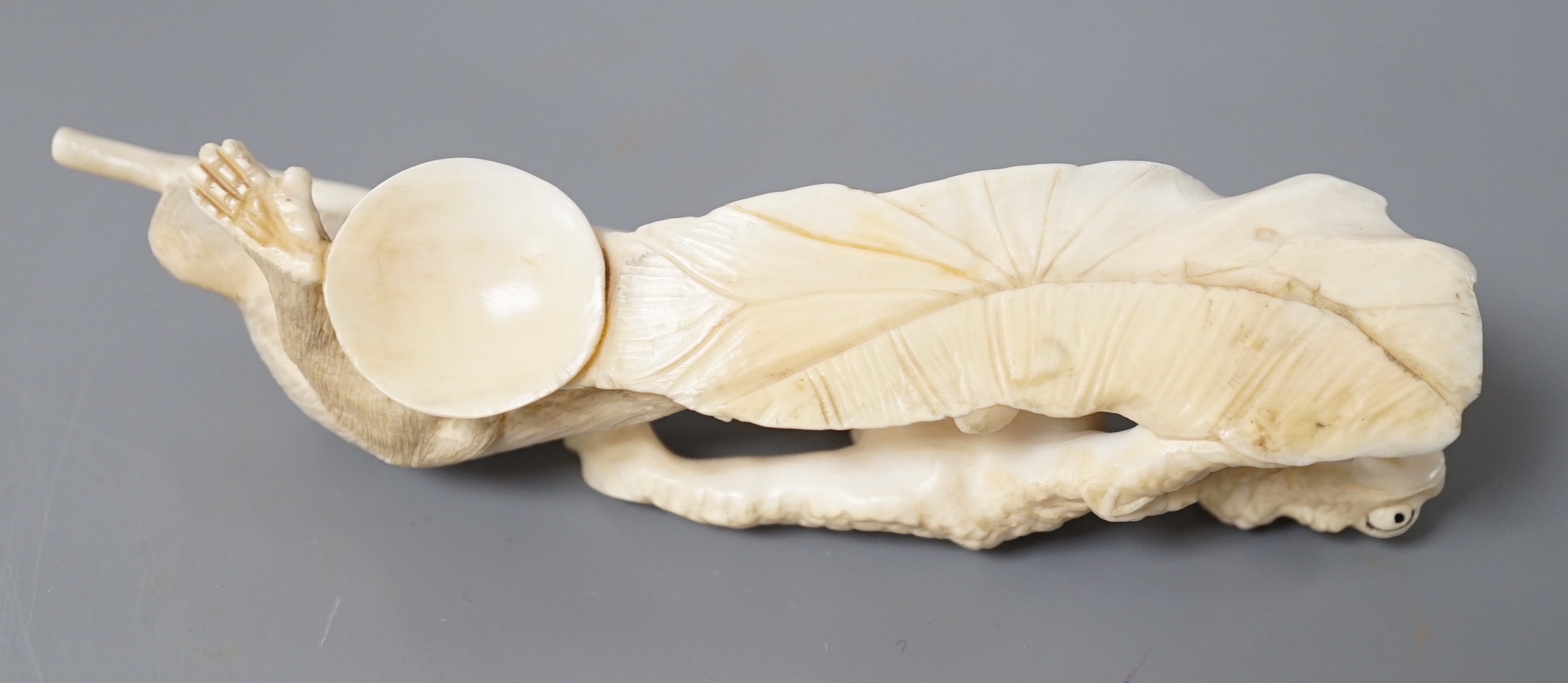 A Japanese ivory okimono of a monkey and toads, Meiji period, 12cm